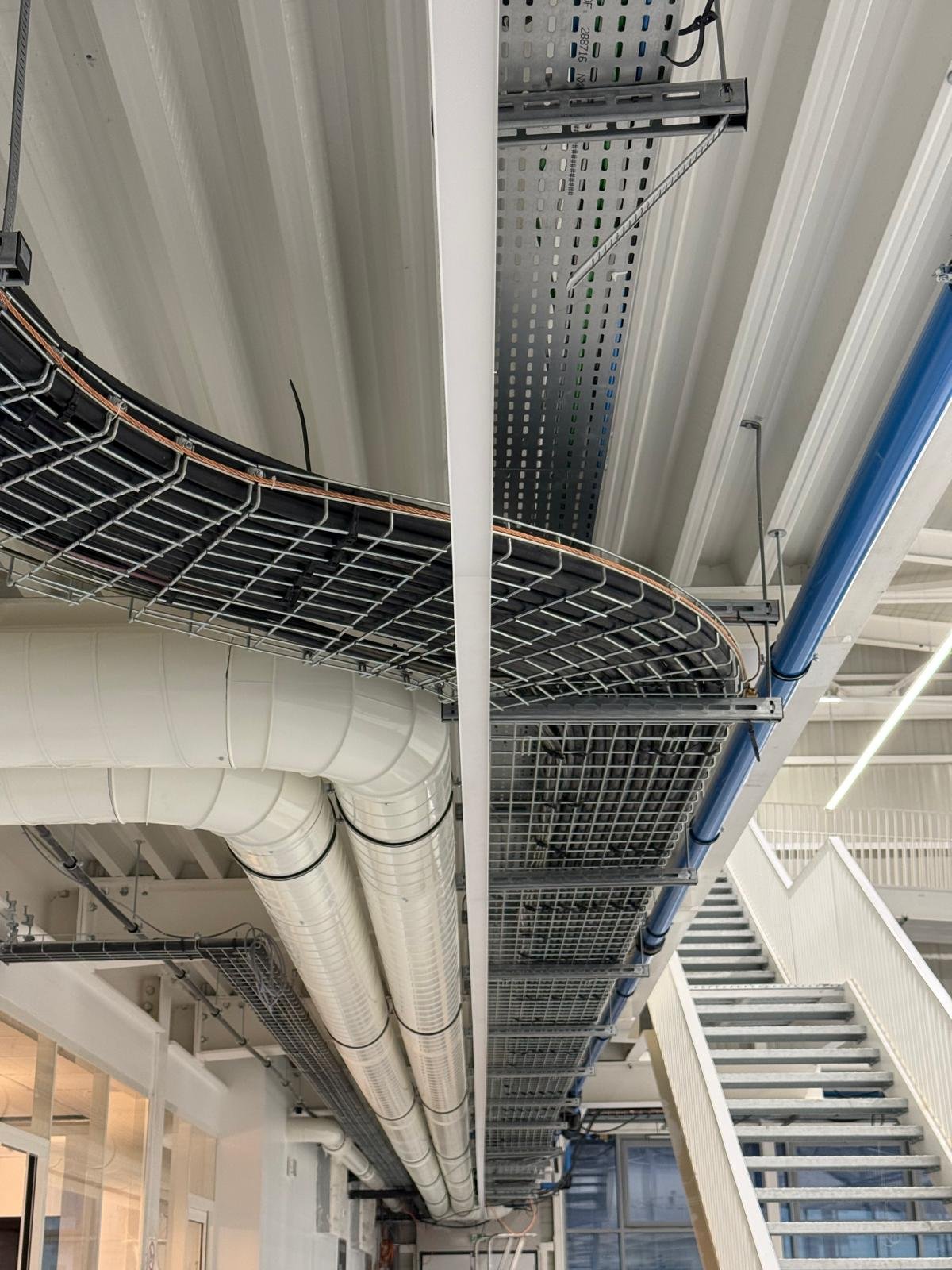 chemin de cables électriques au plafond