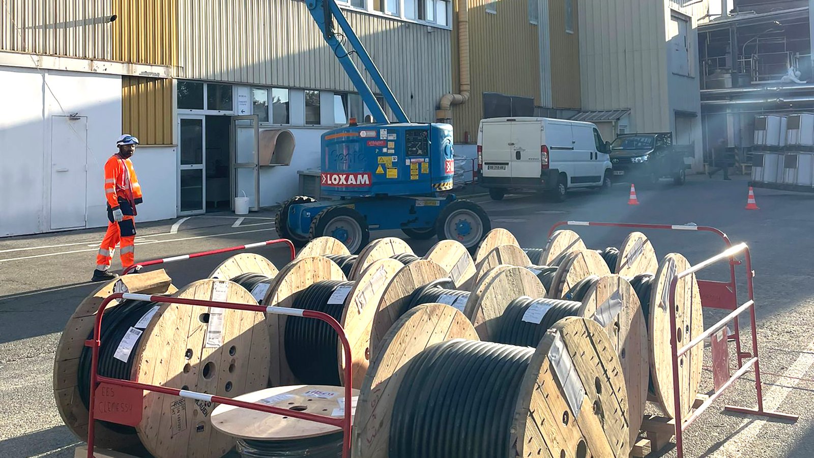 Bobines de cables sous une nacelle