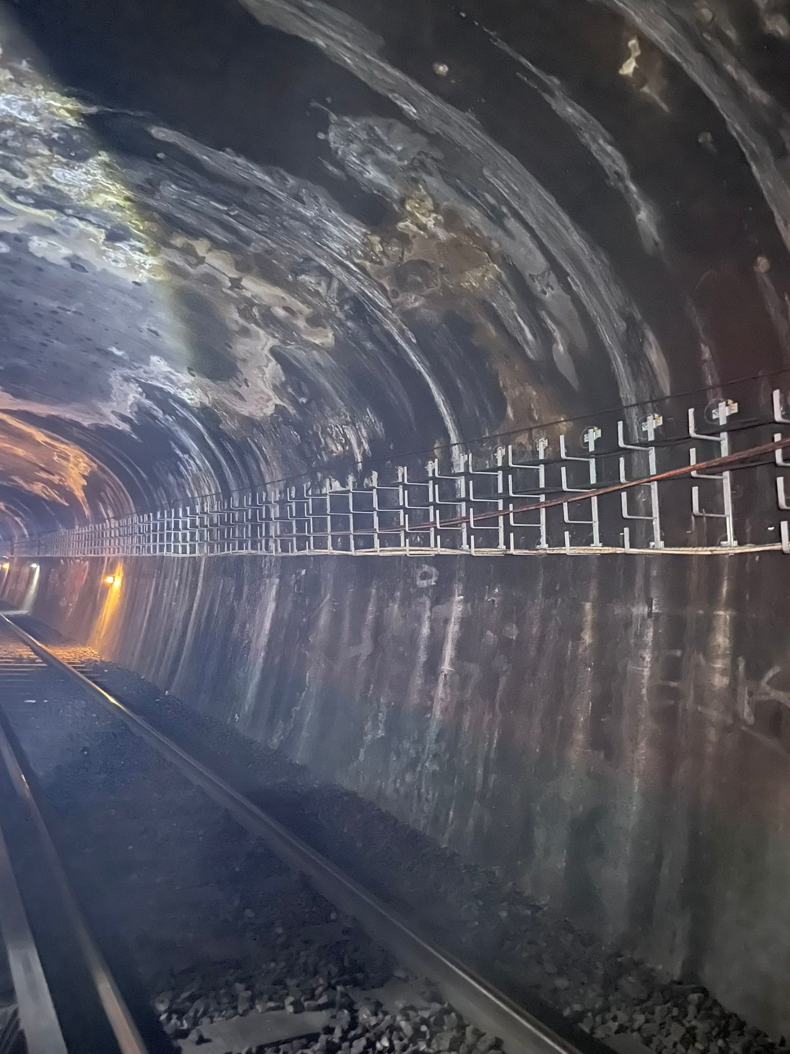 passage de cables electriques au plafond